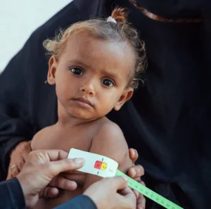 Sundhedsarbejder giver barn en vaccine